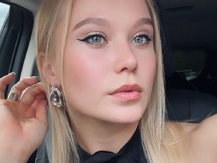 Российская гимнастка Ангелина Мельникова опубликовала результаты новой фотосессии. Олимпийская чемпионка покрасовалась перед камерой в платье с корсетным лифом