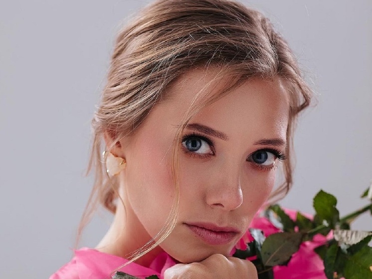 В сентябре 2025 года стало известно, что олимпийская чемпионка по художественной гимнастике Вера Бирюкова приняла предложение руки и сердца от своего бойфренда — вокалиста группы The Gayazovs Brothers Тимура Гаязова. Новоиспеченная невеста сходила в свадебный салон с близкой подругой.