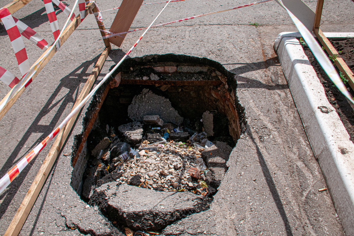 В Омске завели дело после падения мужчины в яму с кипятком