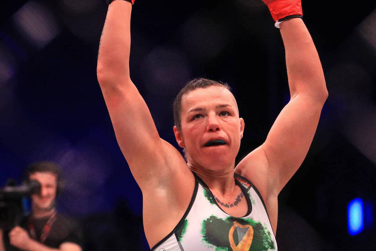 Женщина боец MMA избила двух полицейских в салоне самолета