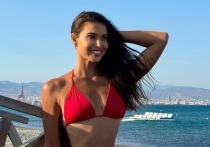 Одна из самых красивых российских теннисисток Виталия Дьяченко вышла на вечернюю прогулку в очень смелом наряде. 35-летняя красавица выгуляла кружевное платье, надетое поверх боди со стрингами.