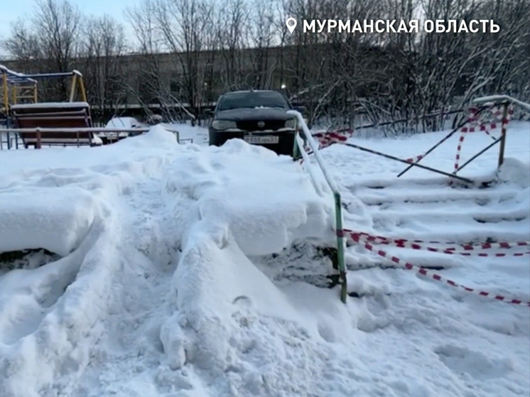 Жители первомайского округа вынуждены прыгать через сугроб из-за развалившейся лестницы
