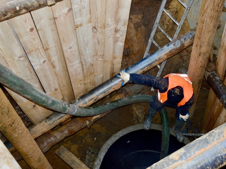 В Орле аварийно-ремонтная бригада получила доступ к месту повреждения коллектора на улице Полесской