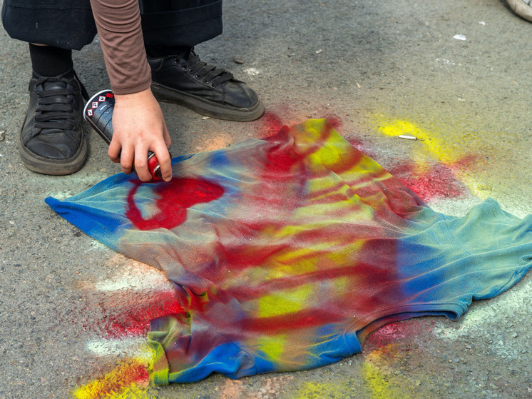 В Челябинске задержан парень, подозреваемый в нанесении граффити на жилом доме