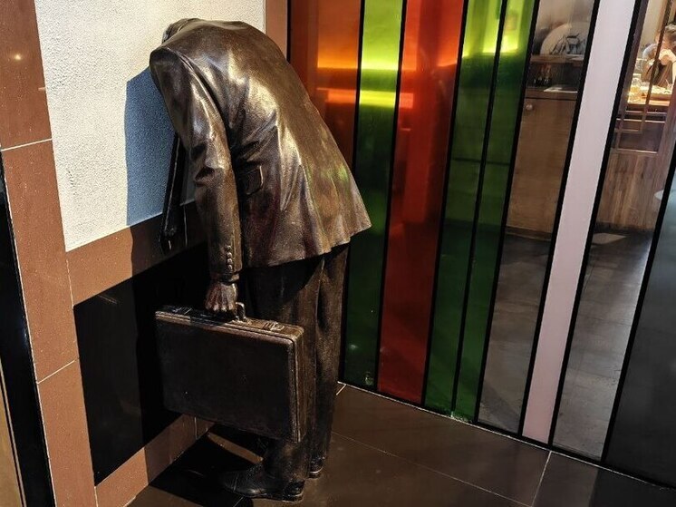 Американский психолог Кристина Маслач считает профессиональное выгорание реакцией работника на постоянные межличностные стрессоры на рабочем месте