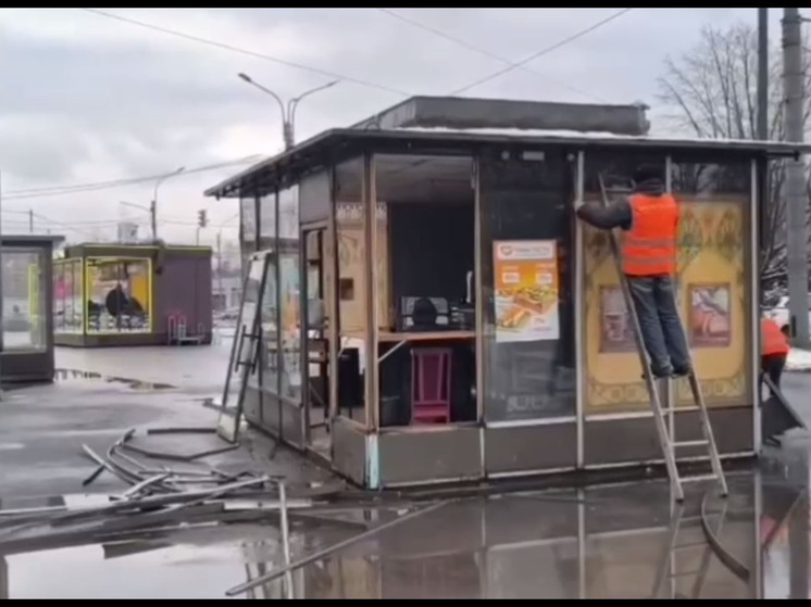 Петербуржцы пожаловались на незаконную торговлю у «Площади Мужества»