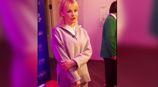 Солистка %22Тутси%22 Ортман вышла в свет в %22уютном%22 костюме