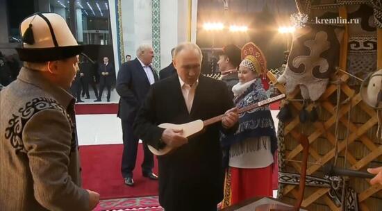В Киргизии Путин сыграл на комузе: видео