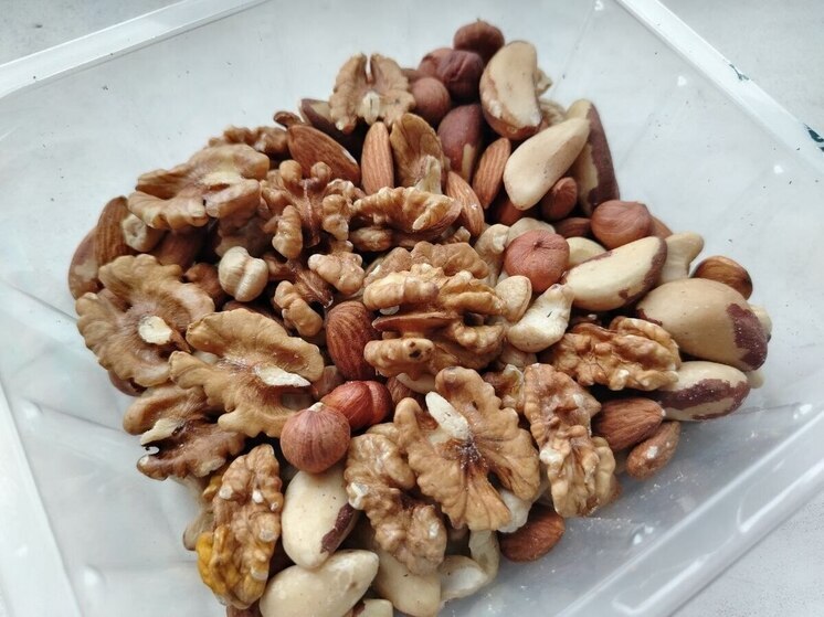 Новгородцам рассказали, что орехи, банан и овсянка спасут от апатии зимой