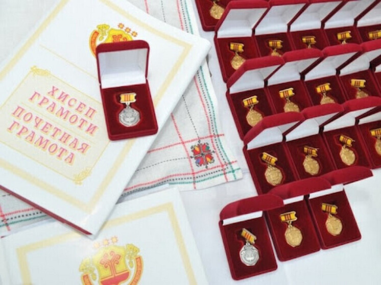 Глава Чувашии наградил врачей, учителей, юристов и художника