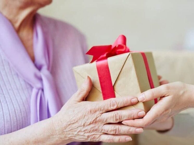 Девяностосемилетняя петрозаводчанка отдала мошенникам полмиллиона рублей в подарочном пакете