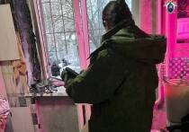 Жуткая история произошла в Санкт-Петербурге. Следствие установило, что 13-летняя жительница Красногвардейского района убила свою мать жестоким способом. Школьница перерезала женщине горло, а затем решила замести следы. Она нанесла порезы на руку и подожгла кухню. Затем покинула горящее жилище через окно своей квартиры, расположенной на первом этаже. 
