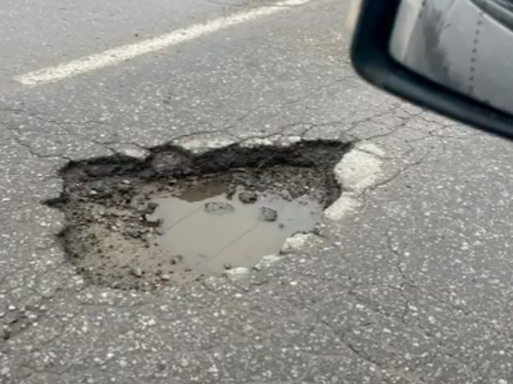 Водители Липецка жалуются на опасную яму на улице Энергостроителей