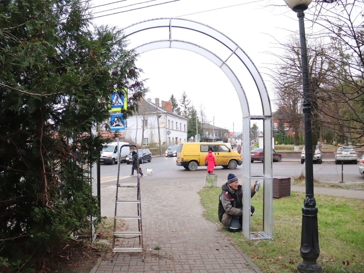 Центральный парк Полесска начали украшать к новому году