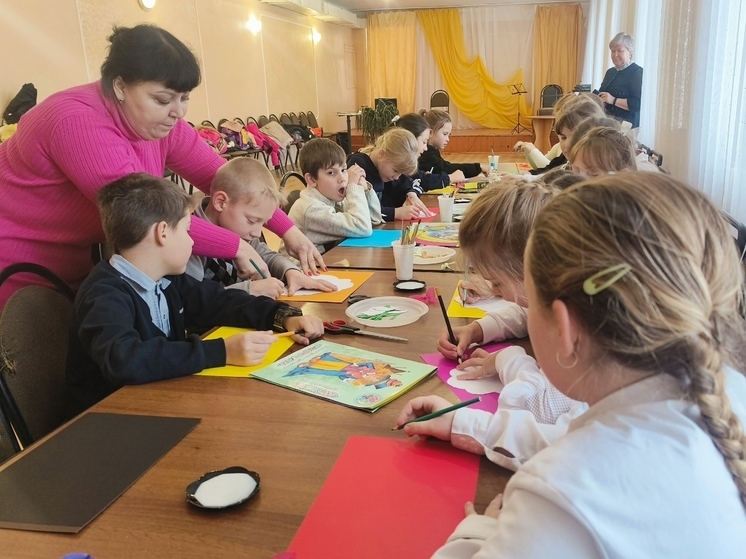 В Оленино школьники делали открытки для любимых мам