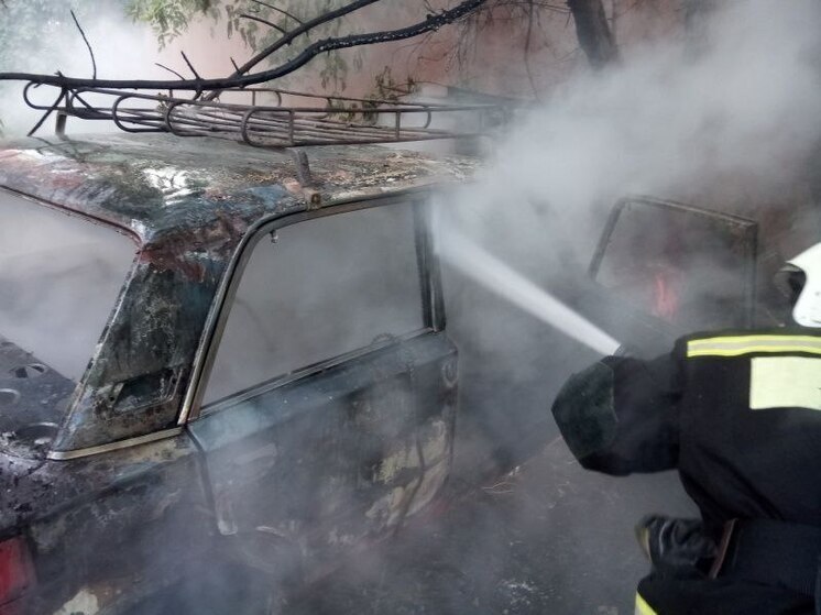 Легковушка сгорела рядом с одним из лицеев Воронежа