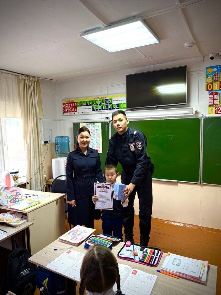 В Туве первоклассник  на детской площадке нашел  денежные купюры и отнес в полицию