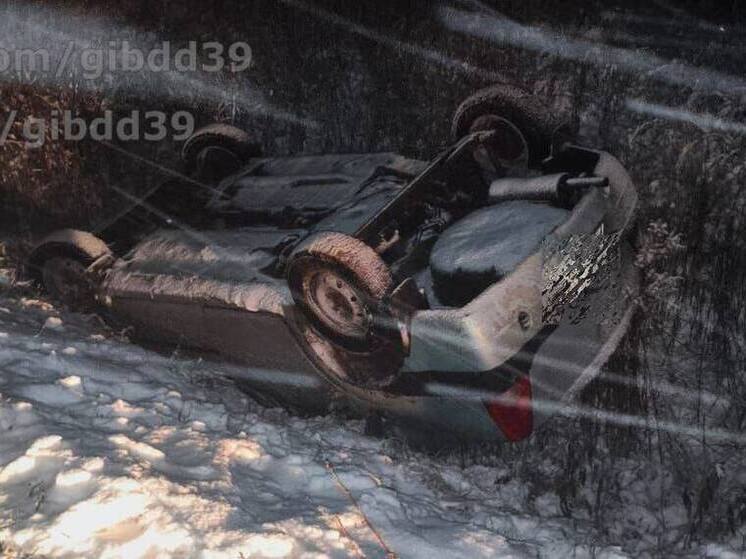 Двоих госпитализировали после съезда в кювет в Правдинском районе