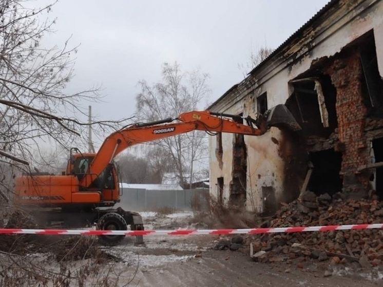 В Хабаровске снесли очередной аварийный дом: программа расселения набирает обороты
