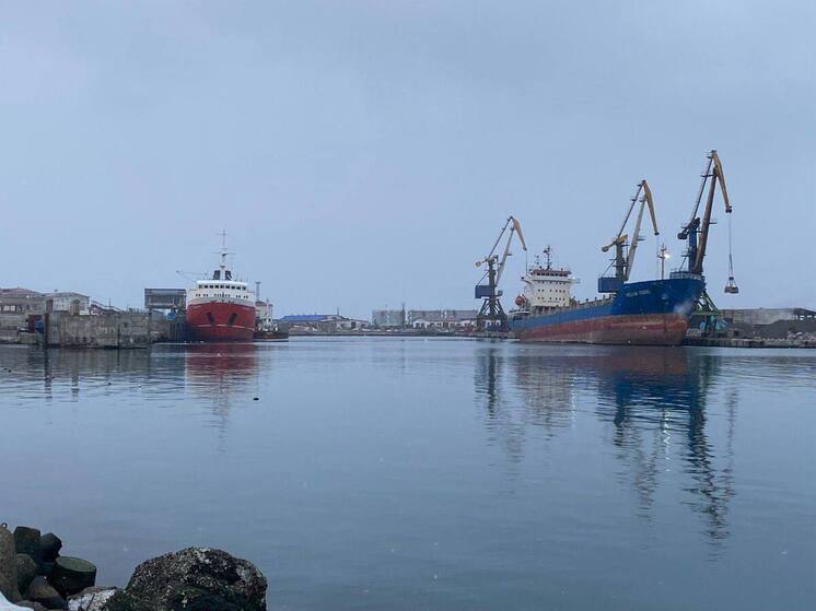 Паромное сообщение между Ванино и Холмском приостановят из-за циклона