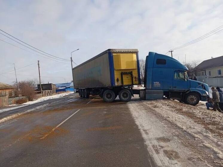 Дорожники помогли устранить затор на алтайской трассе