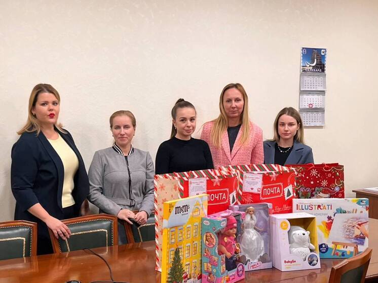 Подарки для двух маленьких сестер из Волновахи подготовили медработники Ямала