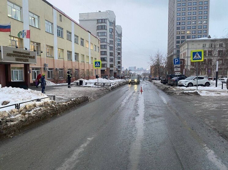 В Октябрьском районе Новосибирска автомобиль сбил девочку на пешеходном переходе