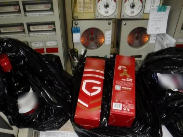 Более 50 литров алкоголя изъяли в тайнике на судне, прибывшем на Сахалин