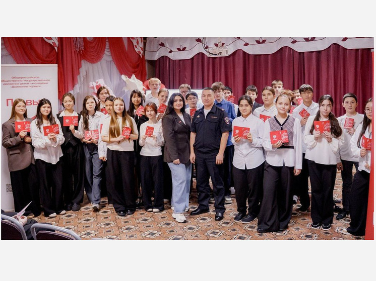 В Сургутском районе подростки отметили вступление во взрослую жизнь: им вручили паспорта