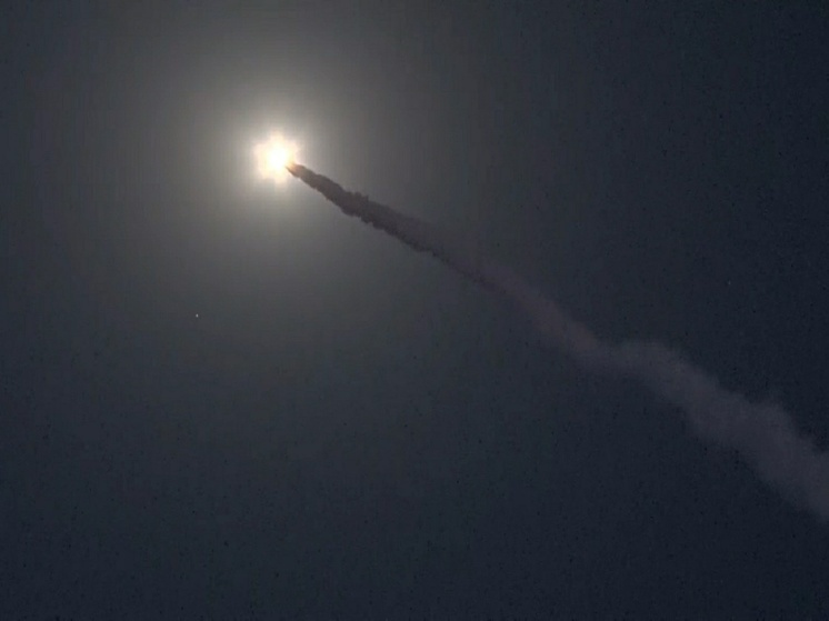 Представитель Дональда Трампа, министр армии США Дэн Дрисколл во время закрытых переговоров в Киеве заявил собравшимся европейским дипломатам, что российская оборонная промышленность разогналась до таких масштабов, что теперь способна не только системно осыпать Украину дальнобойными ракетами, но и одновременно наращивать значительные запасы для последующих ударов