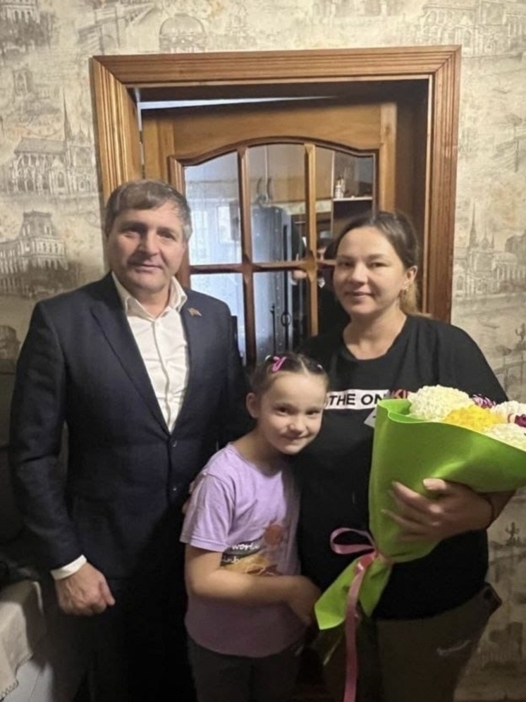 День матери: депутат Игорь Брагарник поздравил жен бойцов СВО