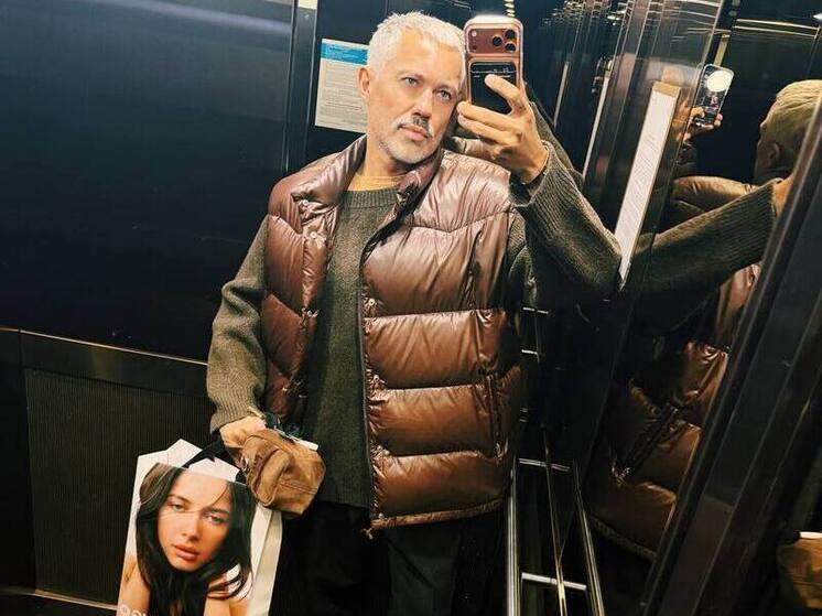 Стилист Рогов объяснил, с чем лучше сочетать бархат в новогоднем образе