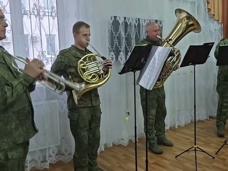 Военный оркестр выступил в спецшколе-интернате для слепых и слабовидящих детей в ЛНР