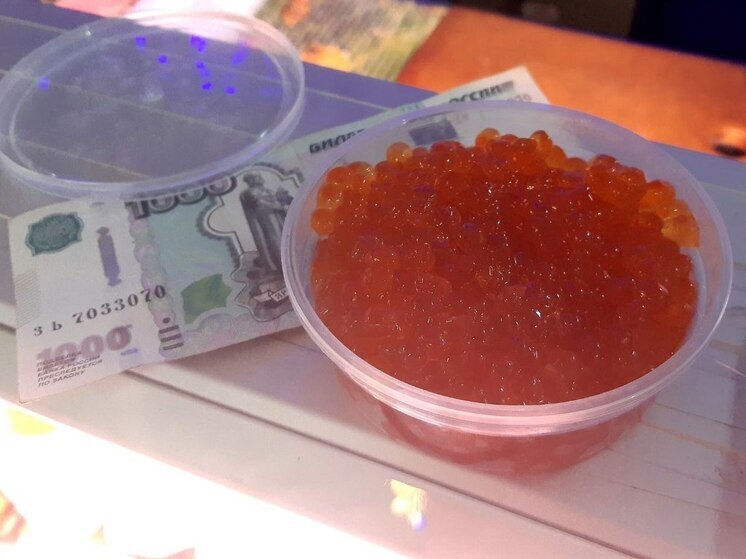 Петербуржцев предупредили об обмане в фейковых магазинах красной икры