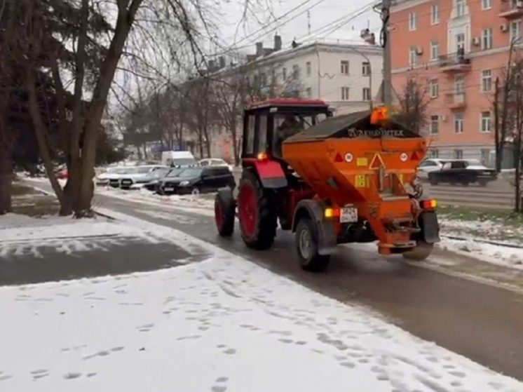 В Костроме дорожники круглосуточно борются с гололедом