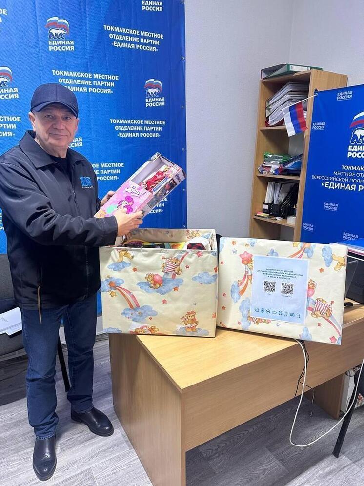 Замминистра строительства Ингушетии передал игрушки детям Токмакского округа