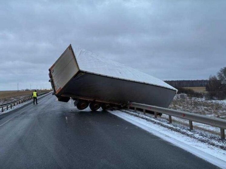 На трассе Тюмень–Омск большегруз врезался в ограждение