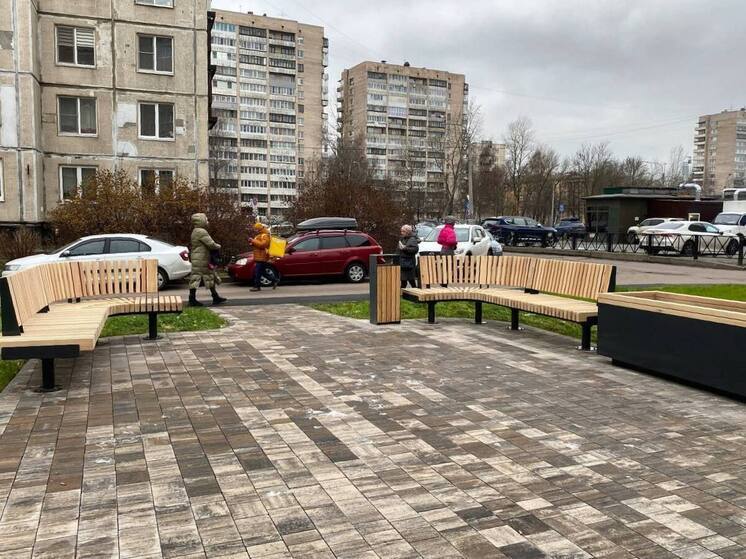 Во дворе улицы Энергетиков вместо стихийной парковки появились лавки и качели