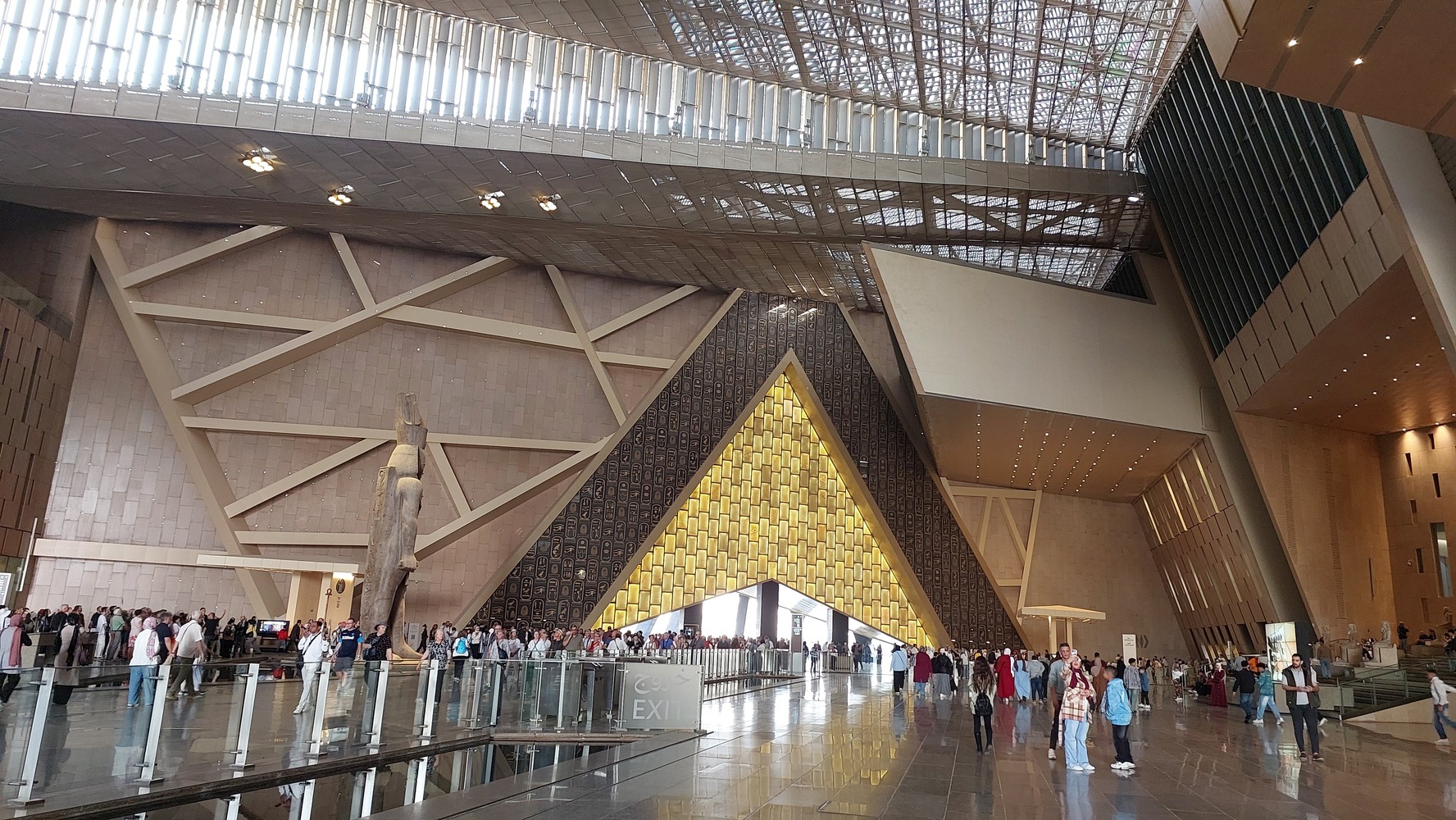 После 20-летнего долгостроя открылся Большой Египетский музей: сокровища Тутанхамона впервые  выставлены целиком