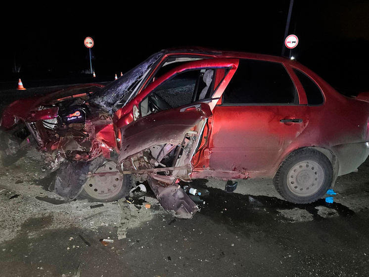 В Липецкой области водитель легковушки отправился в больницу после тарана КамАЗом