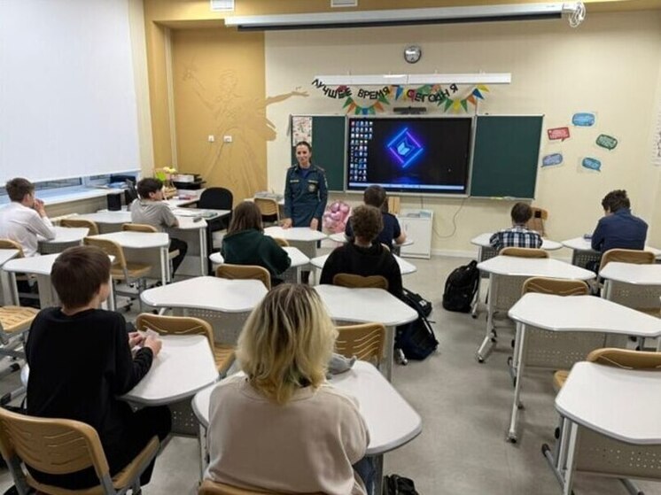 Сотрудница МЧС провела занятие по пожарной безопасности в Муринской школе