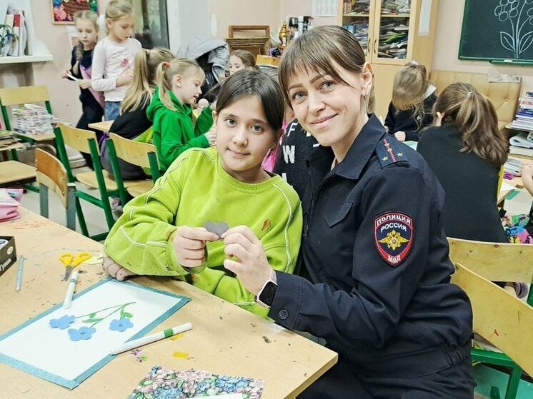 Протвинские дети создали световозвращающие открытки для мам