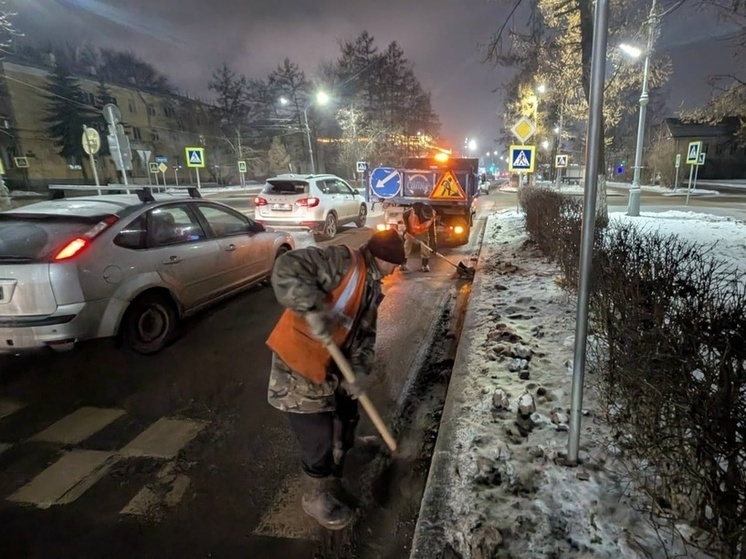 Сто человек и сто машин вышли на уборку улиц Великого Новгорода