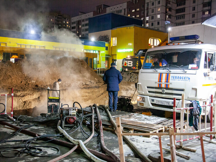 Демонтаж теплотрассы после аварии на Большевиков завершили к утру