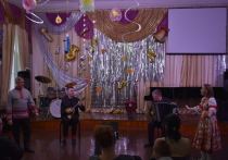 Рабочий визит в подшефный Амвросиевский округ совершила делегация из Приамурья во главе с министром культуры и национальной политики региона Надеждой Доргуновой