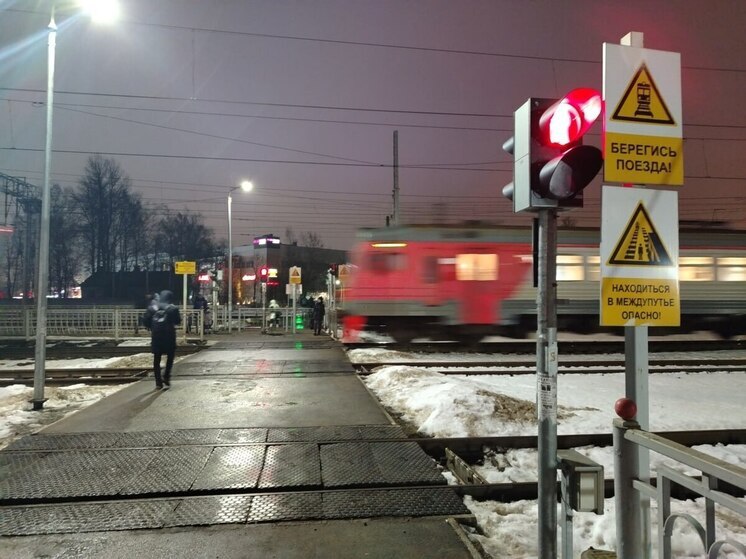 Электропоезд наехал на 23-летнюю девушку в капюшоне на станции Парголово