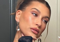 29-летняя американская модель Хейли Бибер (до замужества Болдуин) порадовала фанатов фотографиями в бикини. Младшая дочь актёра Стивена Болдуина и жена певца Джастина Бибера засветила в кадре ягодицы безупречной формы.