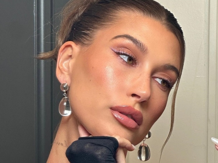 29-летняя американская модель Хейли Бибер (до замужества Болдуин) порадовала фанатов фотографиями в бикини. Младшая дочь актёра Стивена Болдуина и жена певца Джастина Бибера засветила в кадре ягодицы безупречной формы.