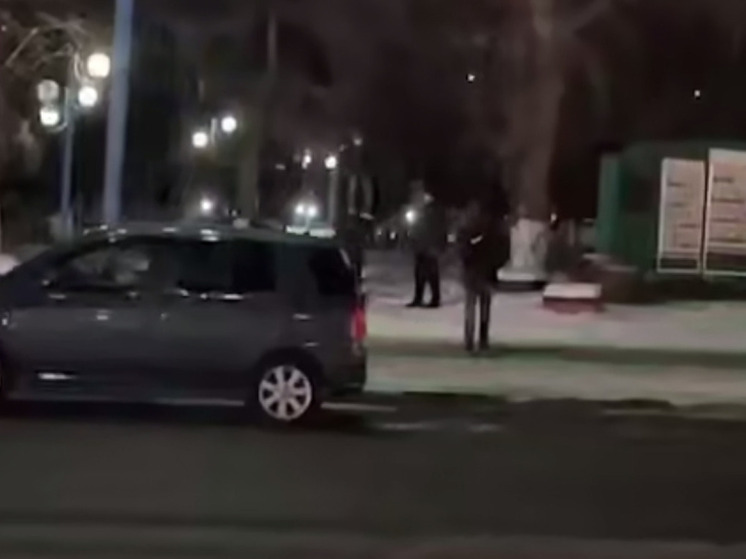 Подросток забрался на лицо памятника Вежливому солдату в Амурской области