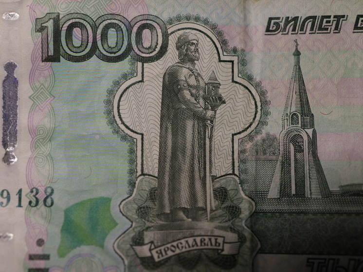 В Новосибирске жильцы дома нашли в подъезде пачку денег с пугающей запиской